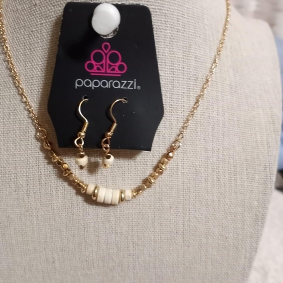 Retro Rejuvenation- White and Gold Choker NWT - Picture 1 of 3